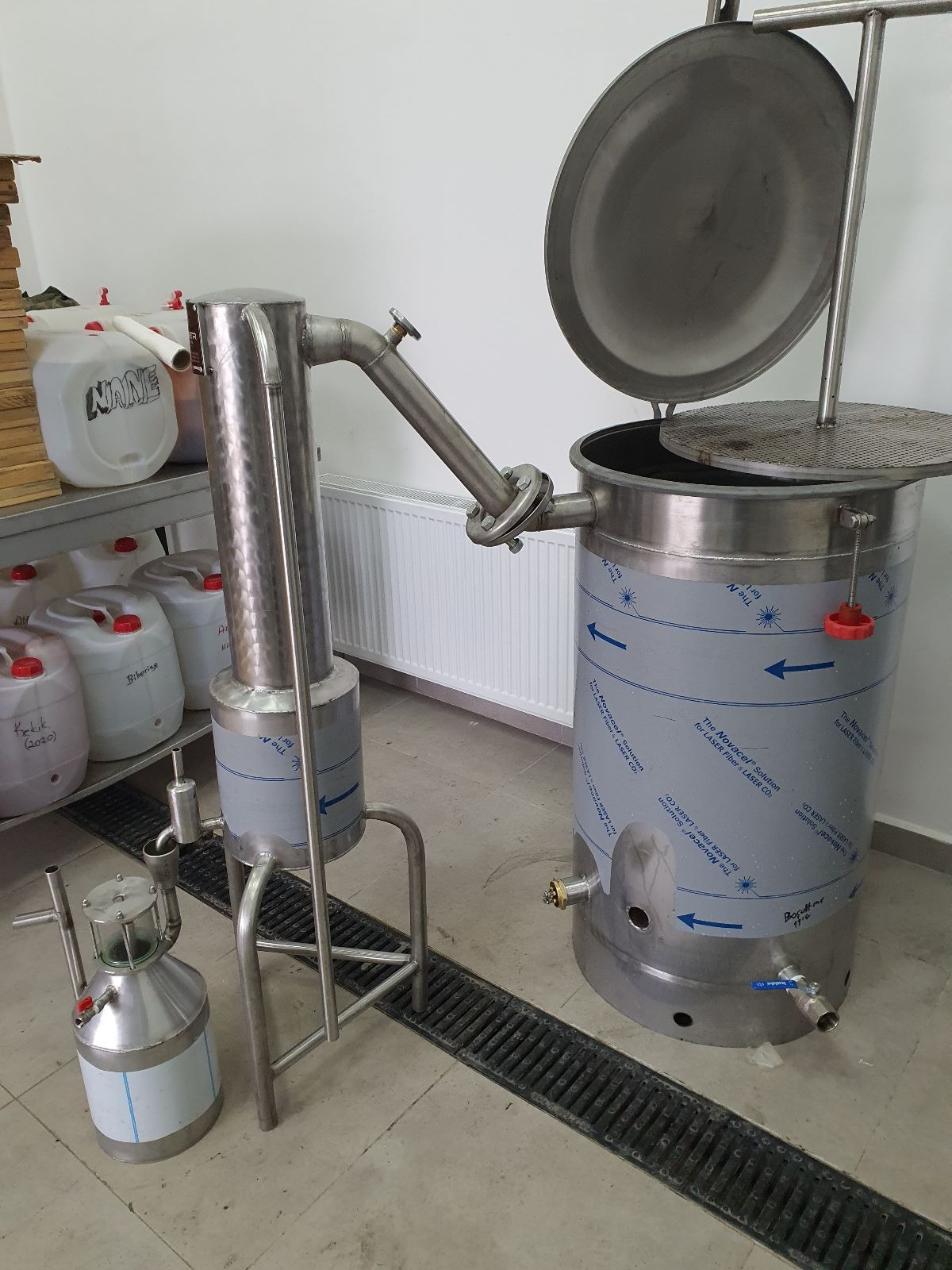 Steam and water distillation still with open quick-opening lid