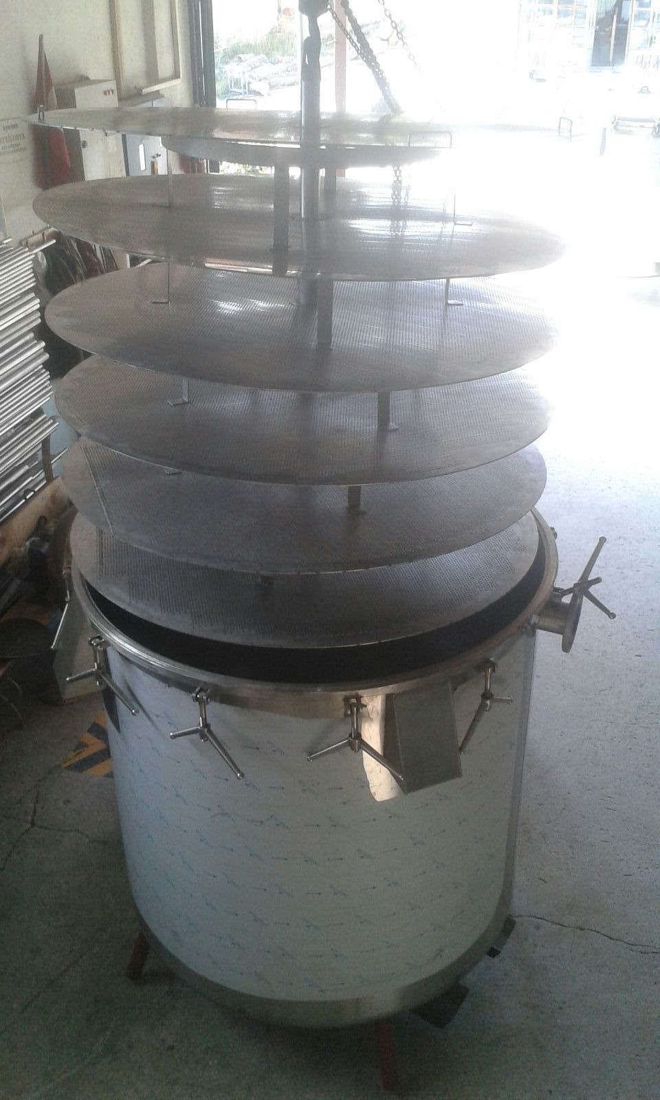 Stainless steel extraction basket with perforated trays for flower extraction