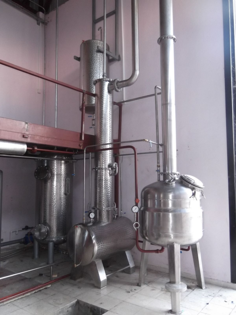 Stainless steel vacuum distillation column with reboiler