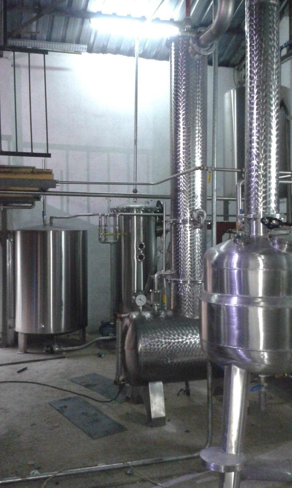 Stainless steel fractional distillation column for aroma recovery
