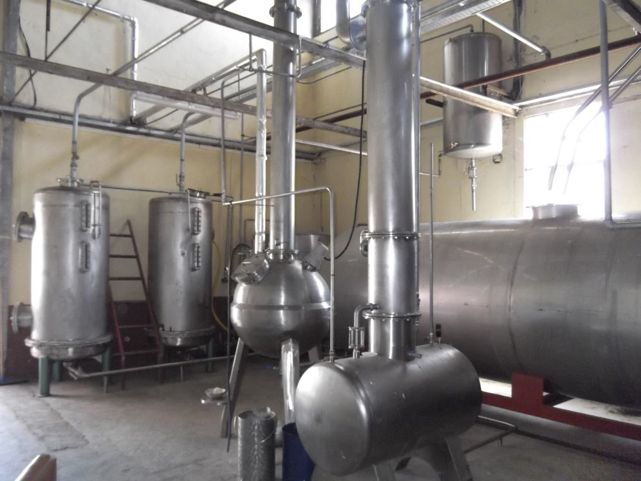 Vacuum evaporator and horizontal receiver tank in stainless steel