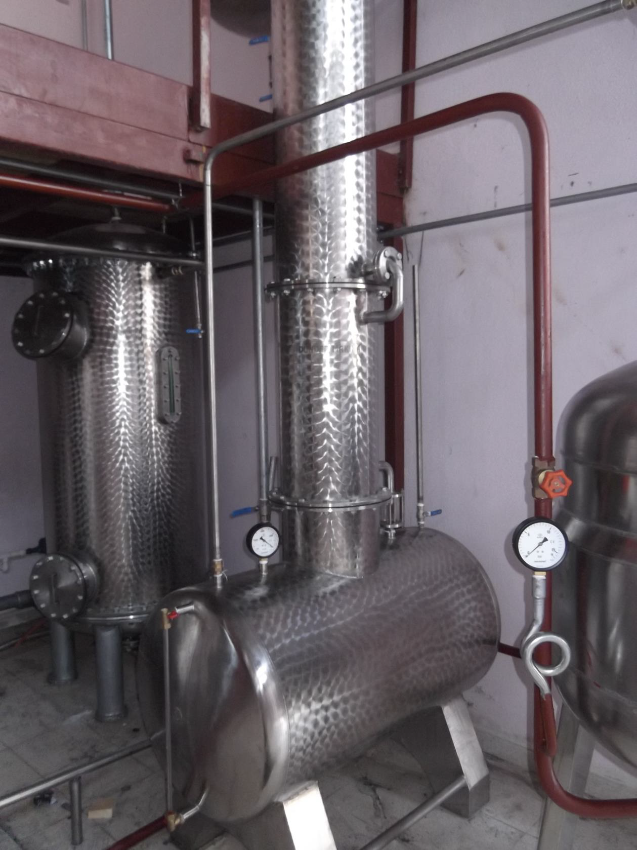 Vacuum evaporator with condenser and receiver tank