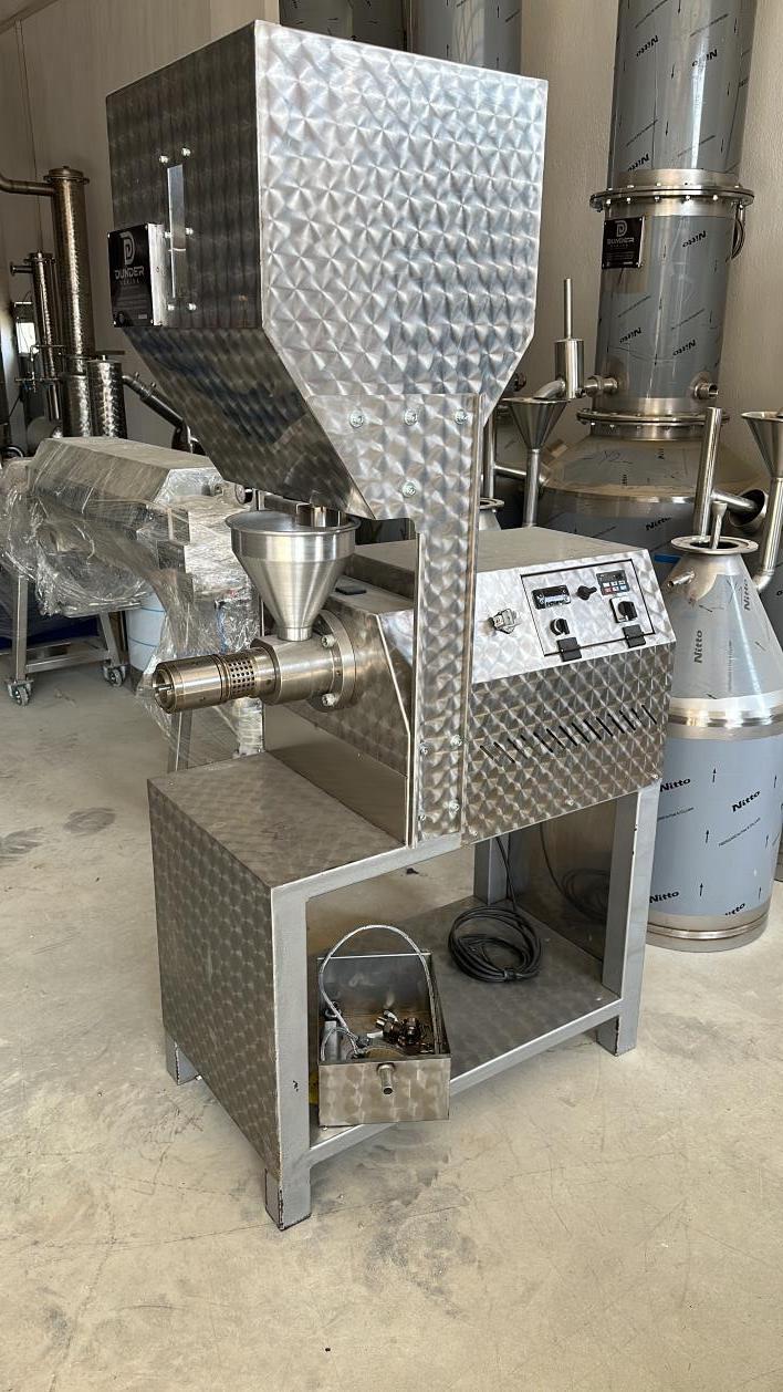 Compact cold press oil machine with filter unit