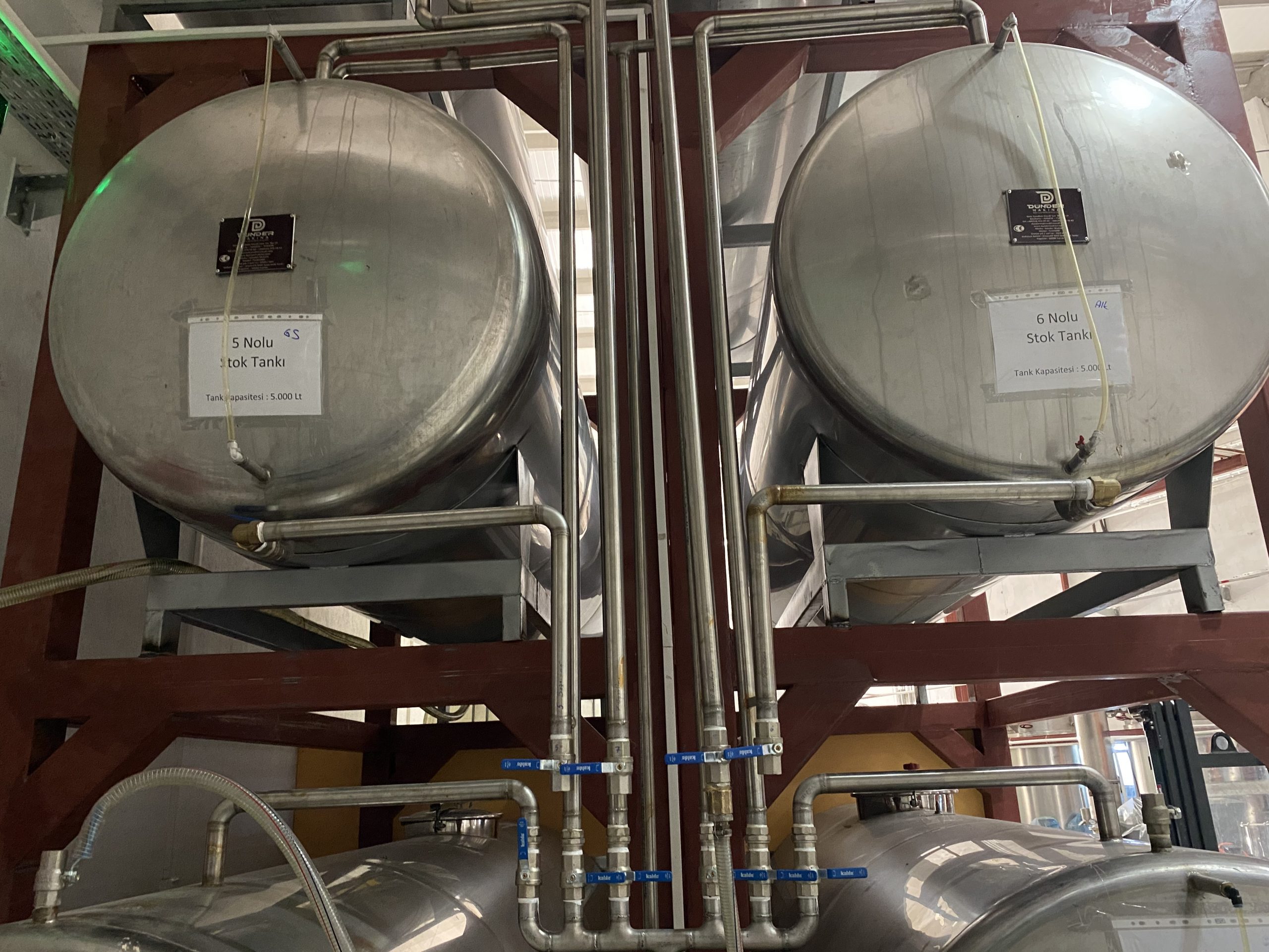 Horizontal stainless steel tanks with manholes and fittings