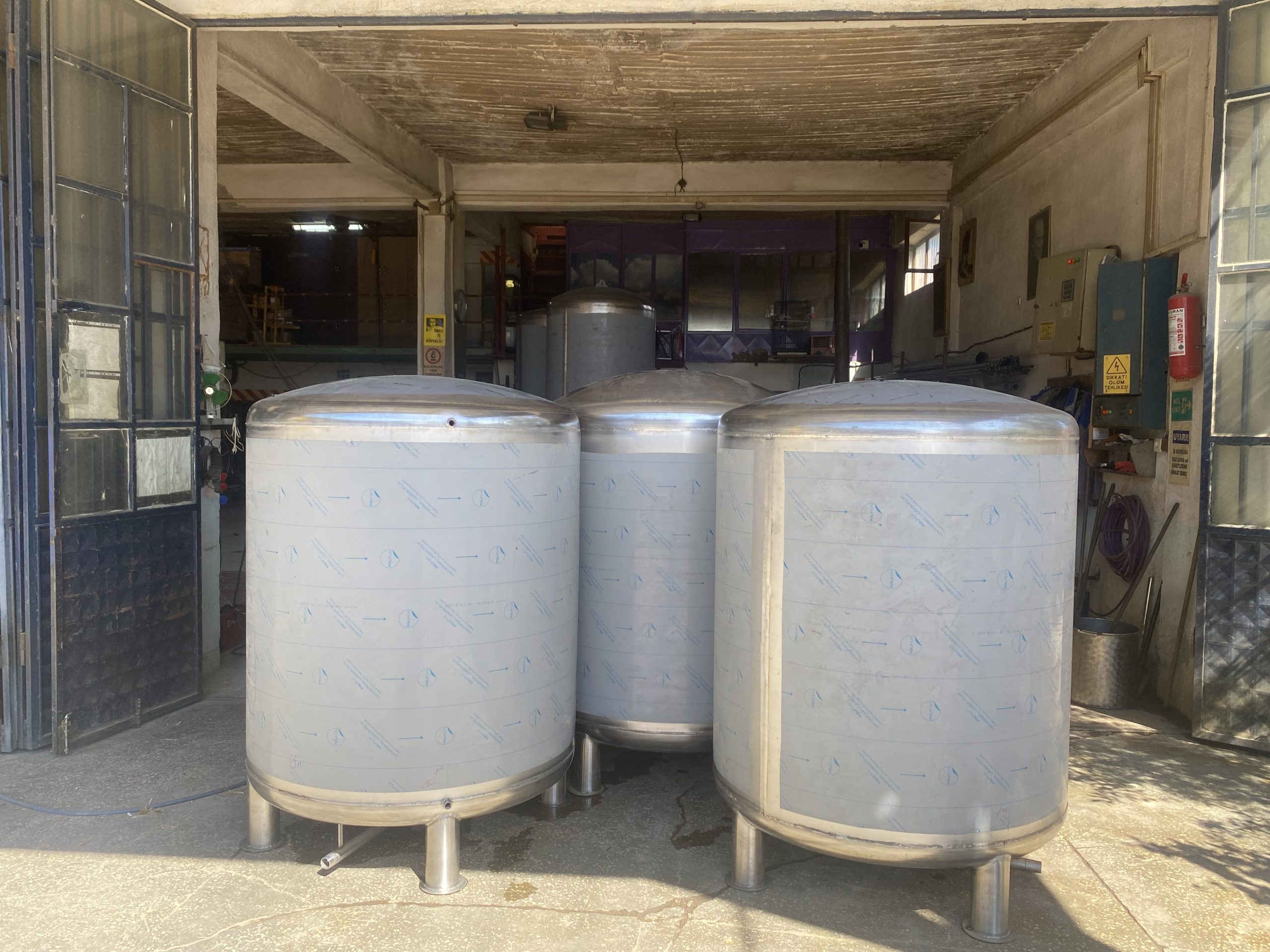 Depósitos de acero inoxidable en proceso de fabricación en el taller de Dünder Makine.