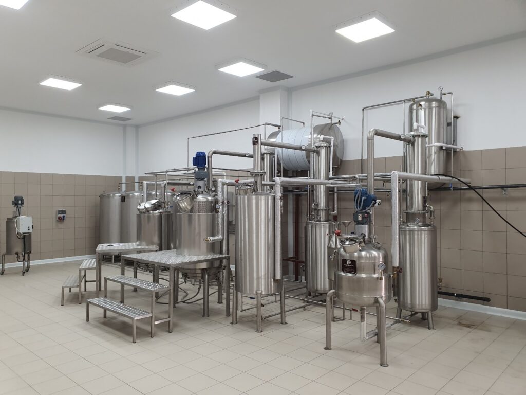 Complete extraction and distillation plant by Dünder Machine
