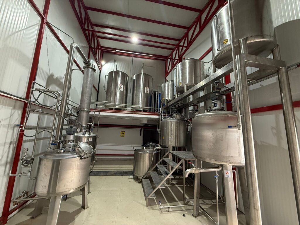 Industrial absolute extraction unit for producing botanical absolutes from essential oil concrete using ethanol extraction and vacuum recovery.