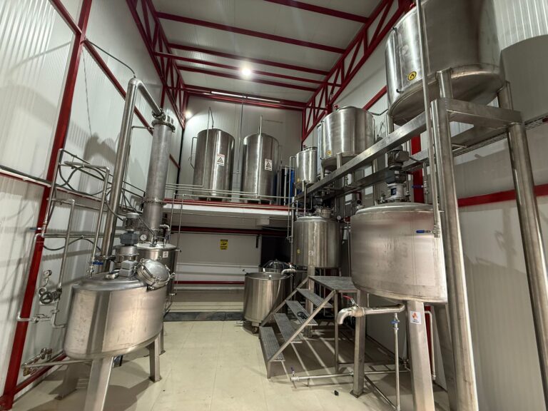 Industrial absolute extraction unit for producing botanical absolutes from essential oil concrete using ethanol extraction and vacuum recovery.