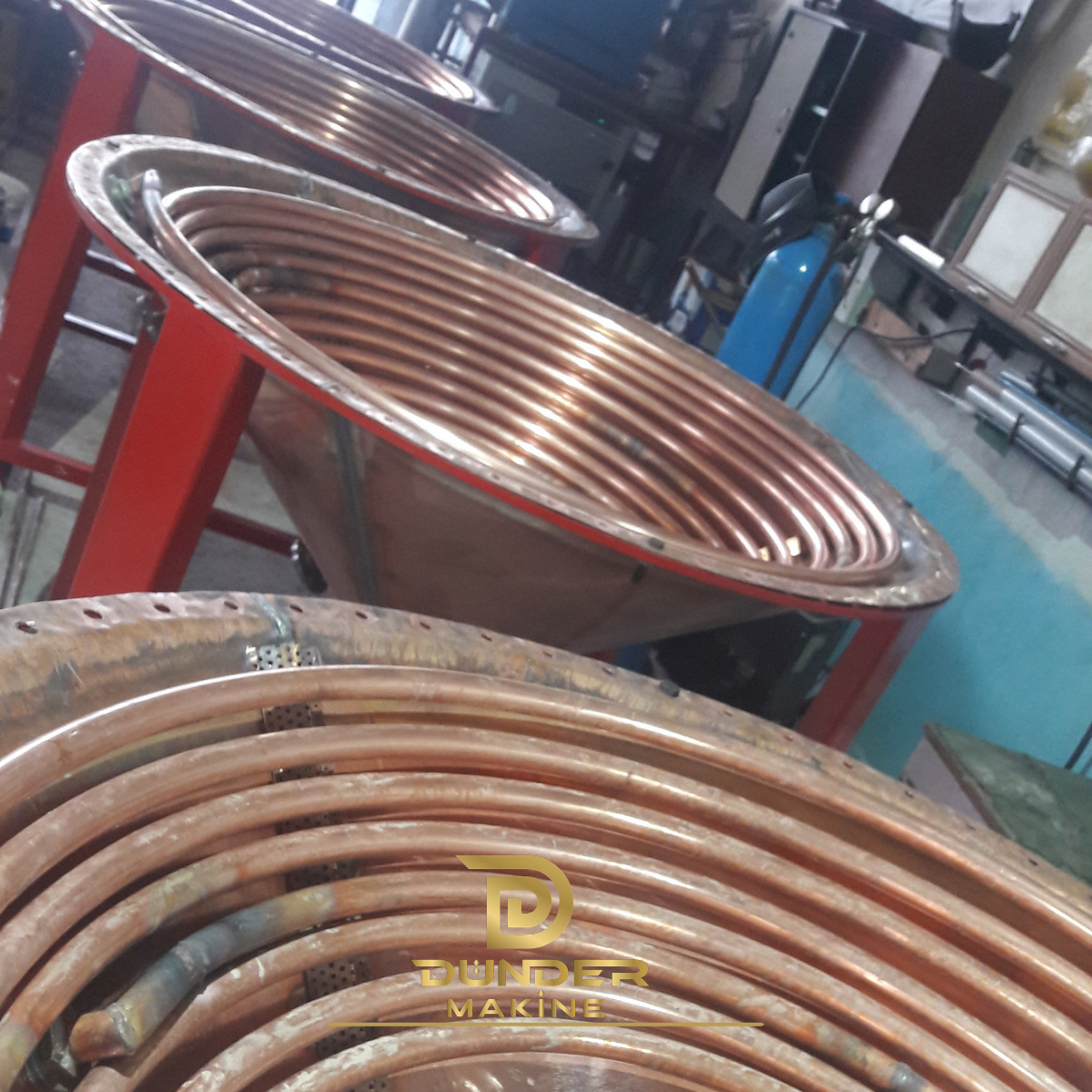 Serpentines calefactores de cobre de capacidad específica fabricados en el taller de Dünder Makine.