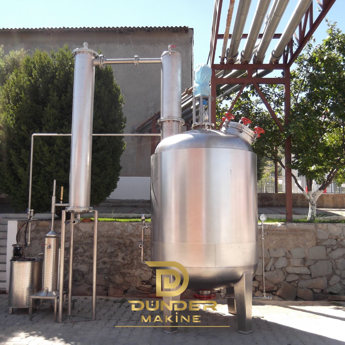 Stainless steel pressure distillation boiler for root and woody plant material