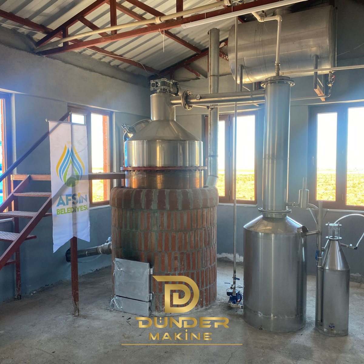 Solid-fuel hydro distillation unit with copper still and condenser